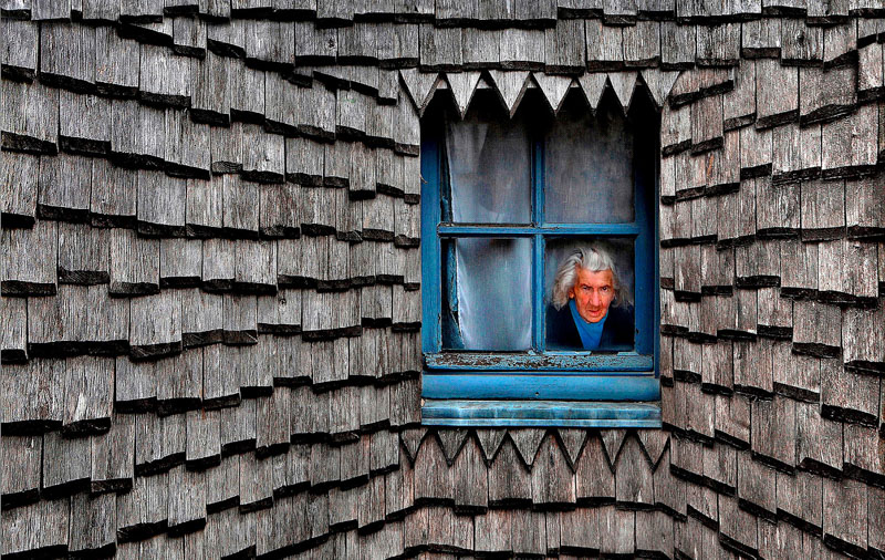 Vrouwtje achter raam persp