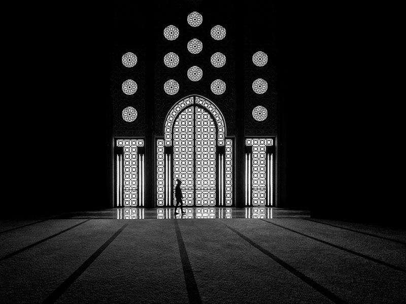 Devant la porte de verre